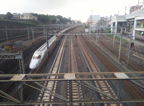 El servicio de Shinkansen fue temporalmente suspendido por el terremoto en Tokio.